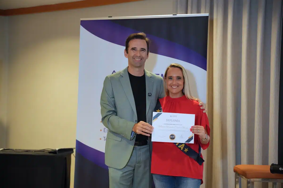 Aluna a receber o diploma de Pedro Frias na gradua&ccedil;&atilde;o