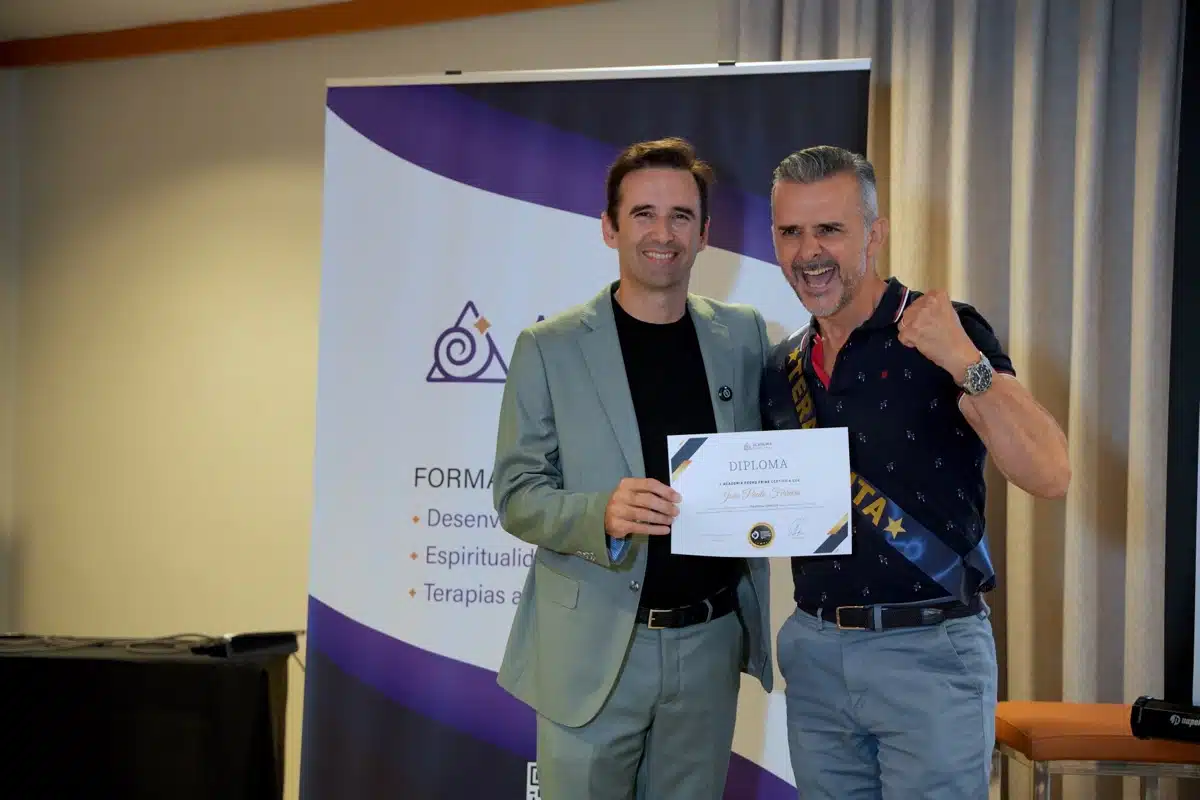 Aluno a receber o diploma na gradua&ccedil;&atilde;o da Academia Pedro Frias