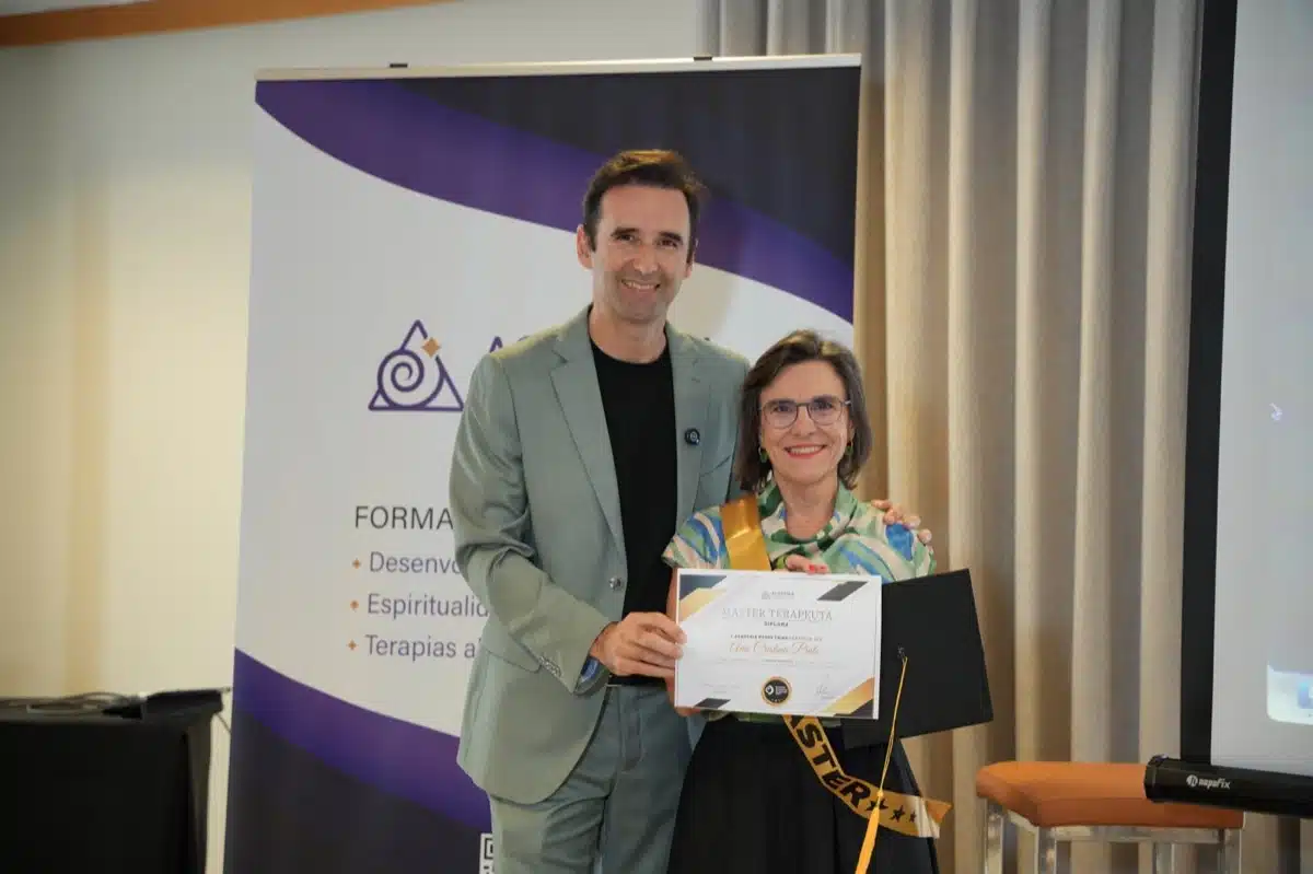Aluna a celebrar o diploma na gradua&ccedil;&atilde;o da Academia Pedro Frias