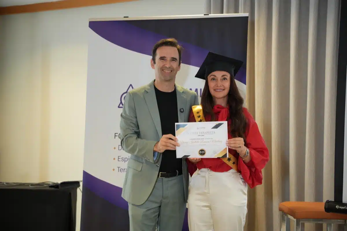 Aluna com o diploma no dia da graduação