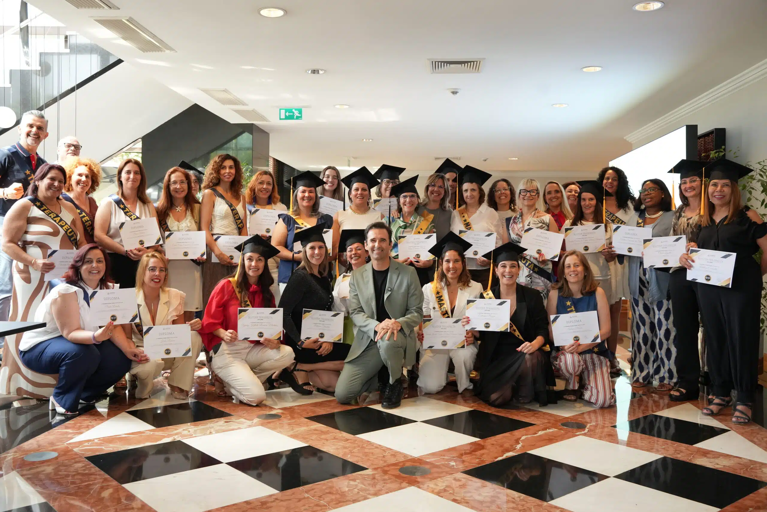 Formandos do curso Terapeuta da Alma na cerimónia de graduação da Academia Pedro Frias
