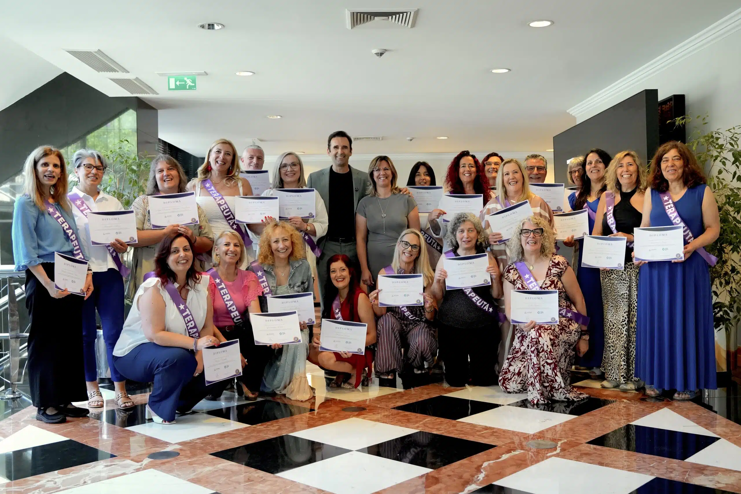 Foto de grupo dos formandos do curso Terapeuta da Alma na graduação