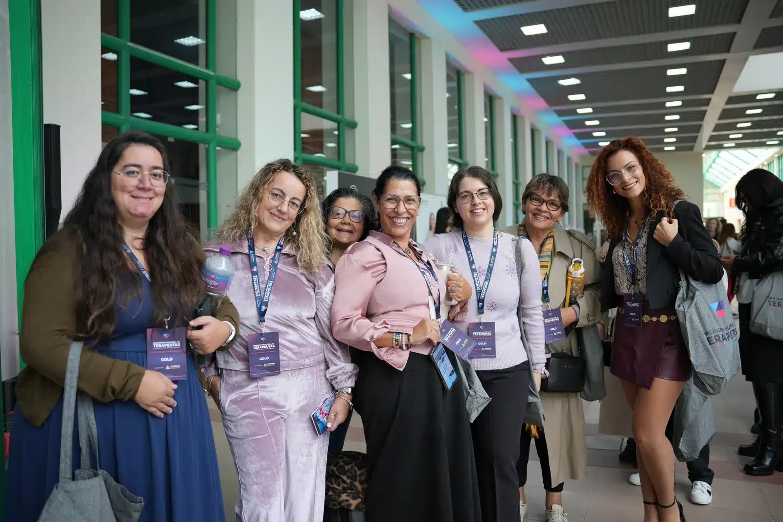 Participantes do Congresso Nacional de Terapeutas a conversar num intervalo